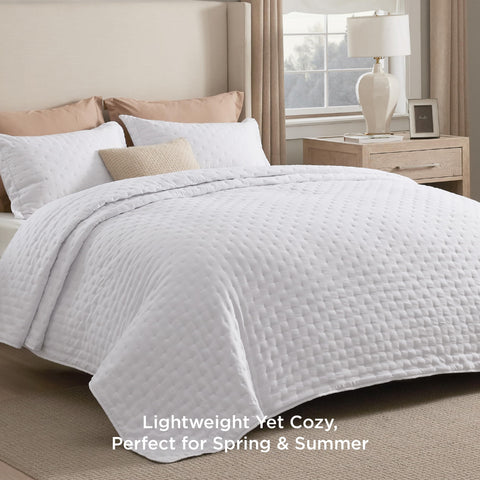 Bedsure California King quilt close-up brushed microfiber feels ultra-soft.