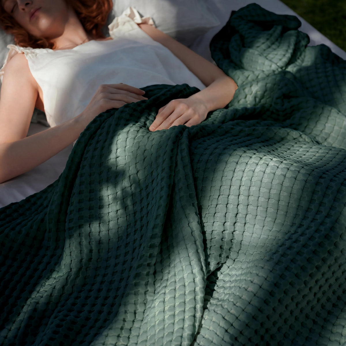 Bedsure cooling cotton waffle king blanket closeup weave for breathable comfort.