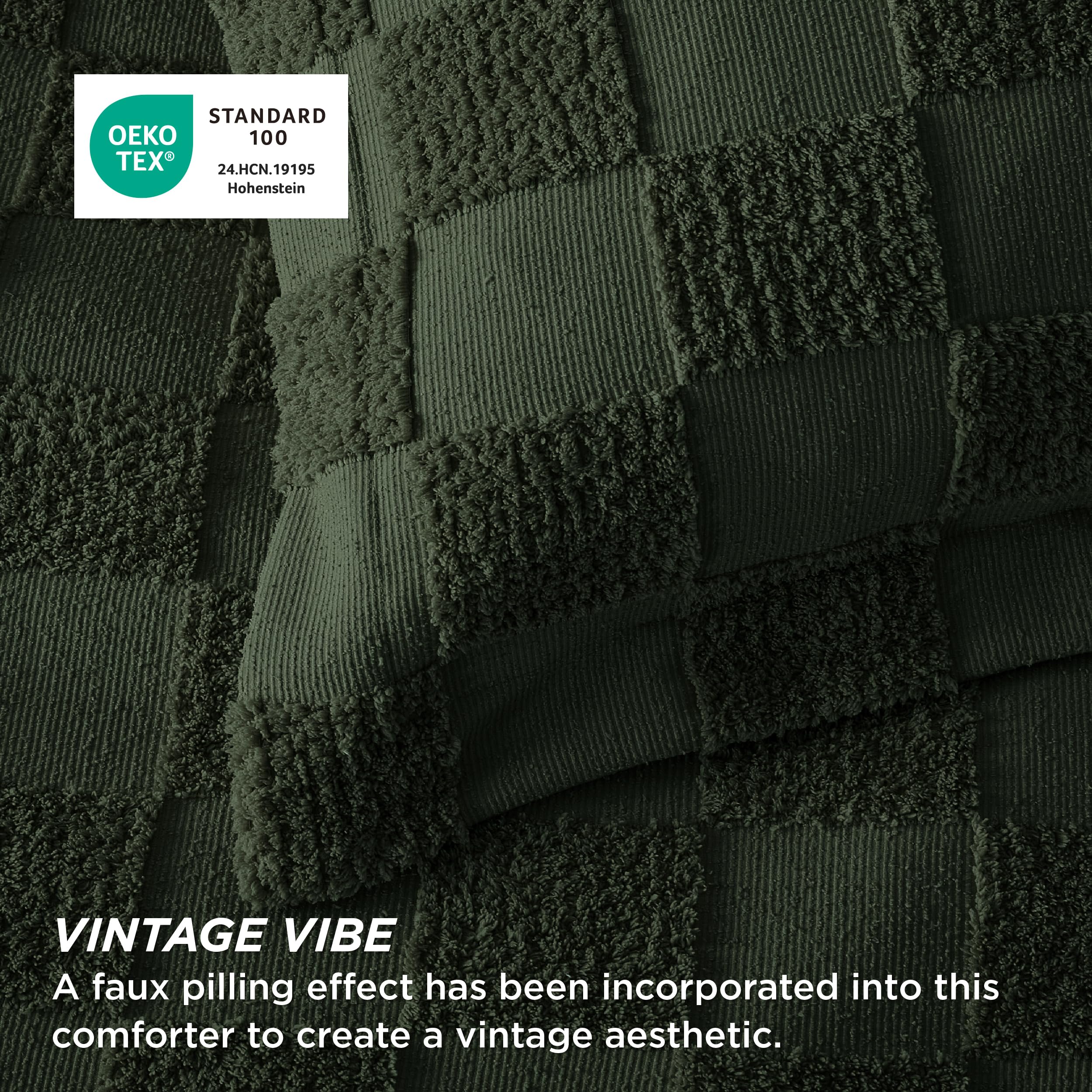 Detail of the checkered design on Bedsure comforter