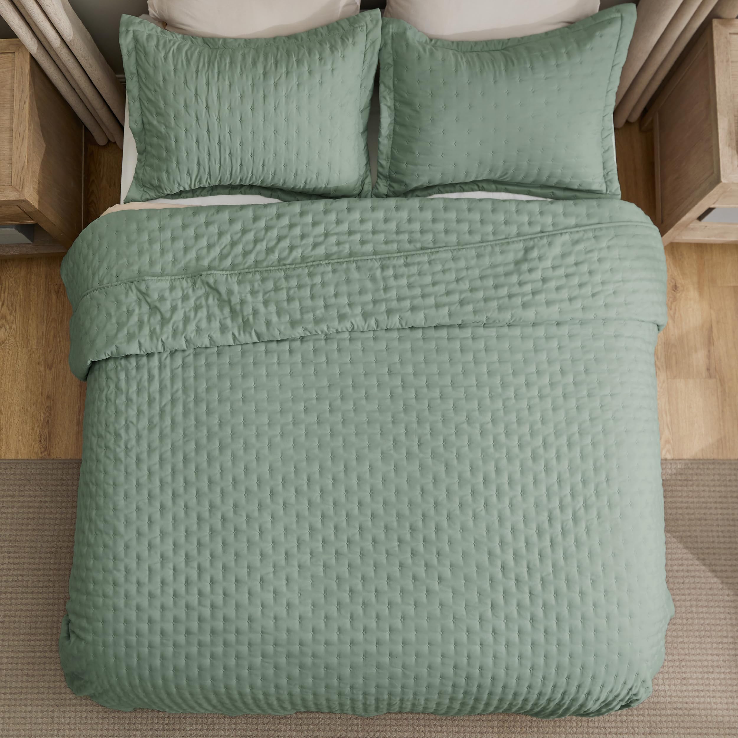 Bedsure quilt suited for dorm or guest room with easy care.
