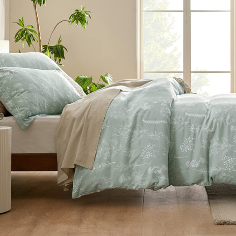 Bedsure down-alternative filling provides cozy warmth with lightweight comfort.