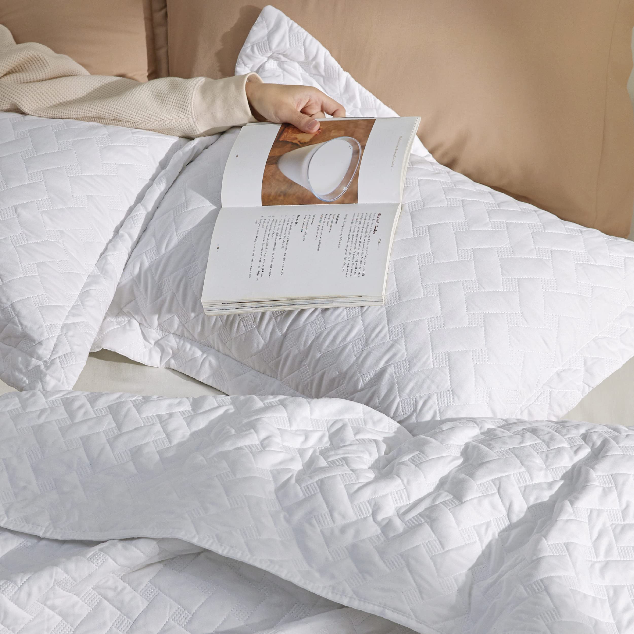 Bedsure quilt edge detail with 14 stitches per inch for durability.