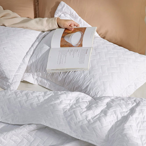 Bedsure quilt edge detail with 14 stitches per inch for durability.
