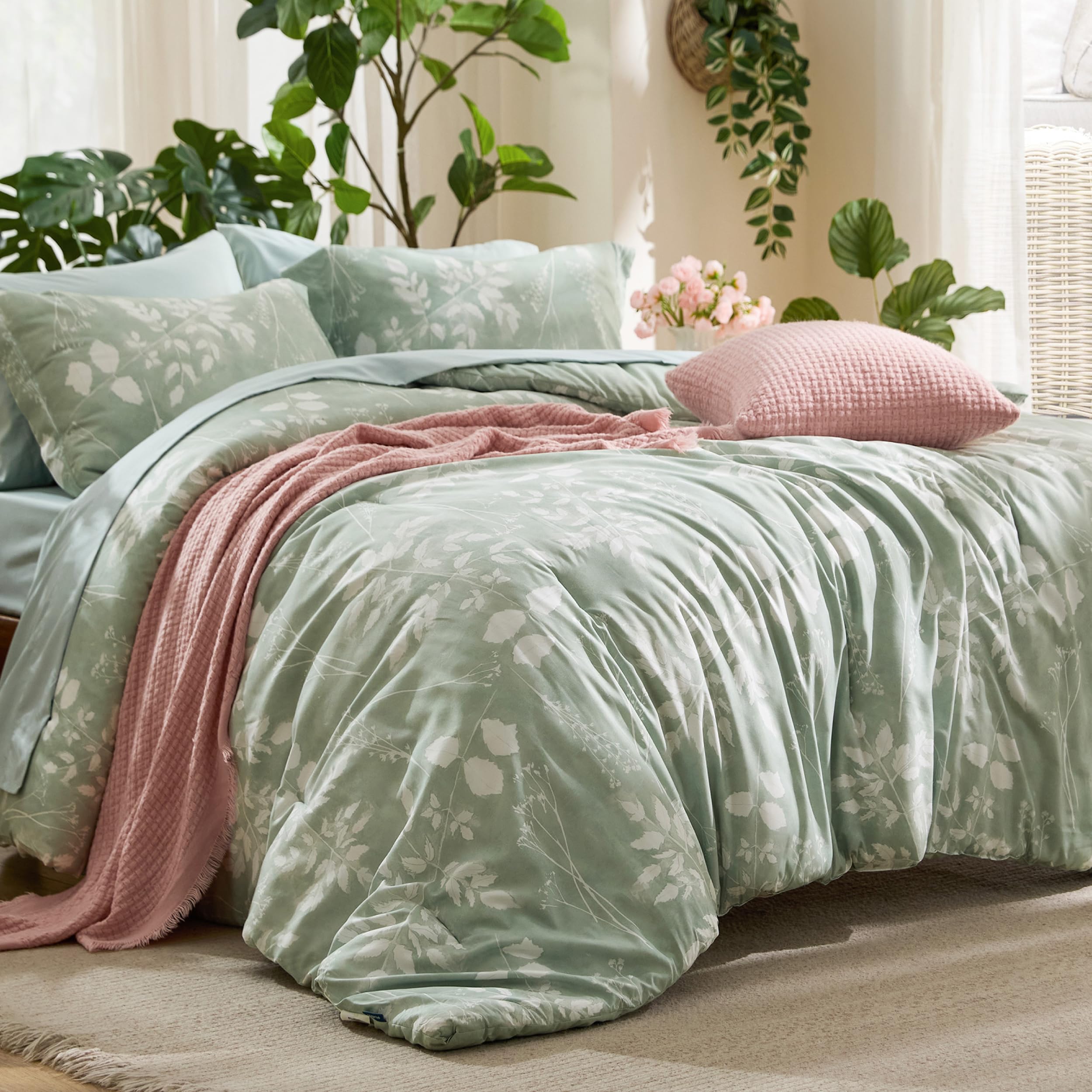 Bedsure durable seams and fade-resistant dyeing on the floral set