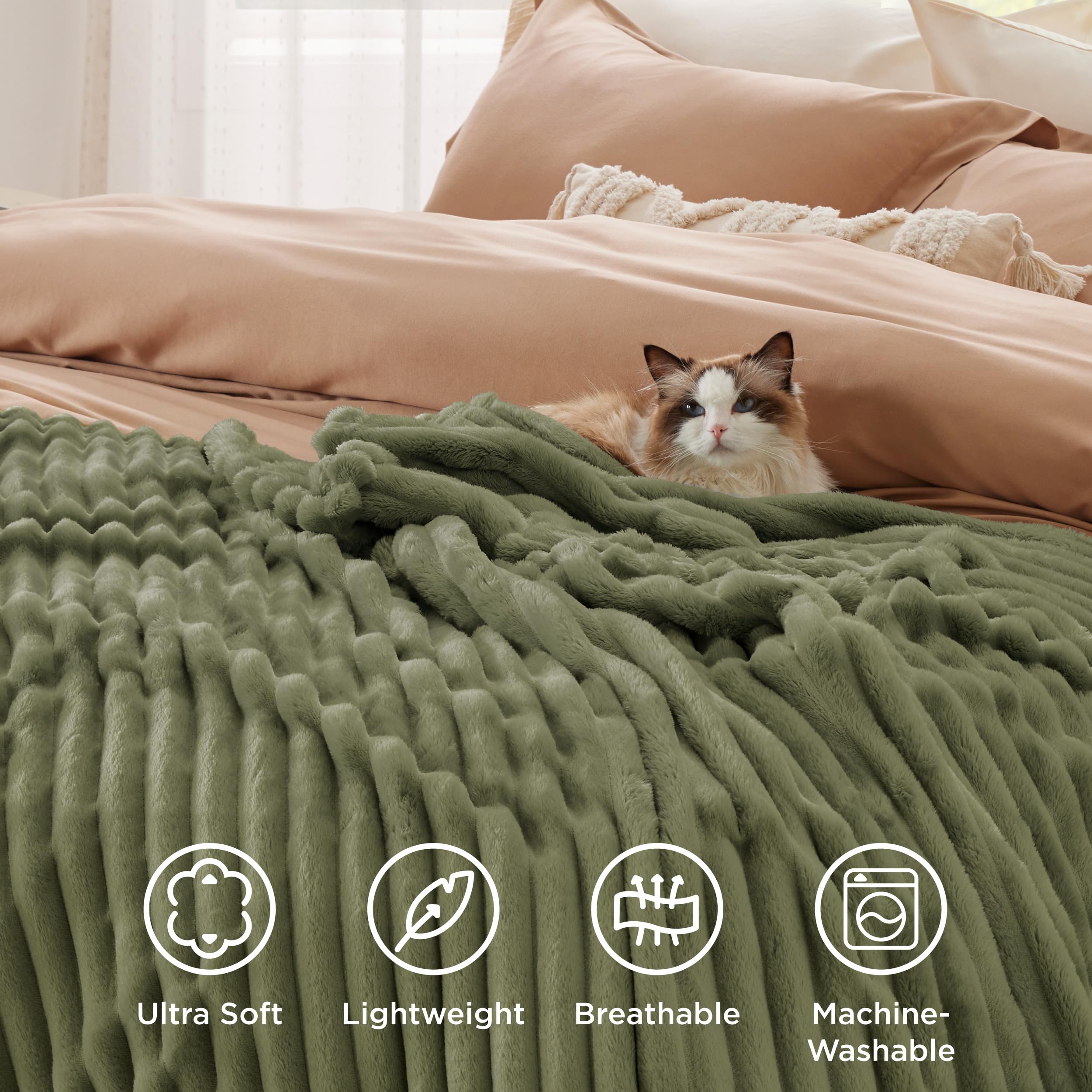 Bedsure durable stitching blanket detail supports lasting use.