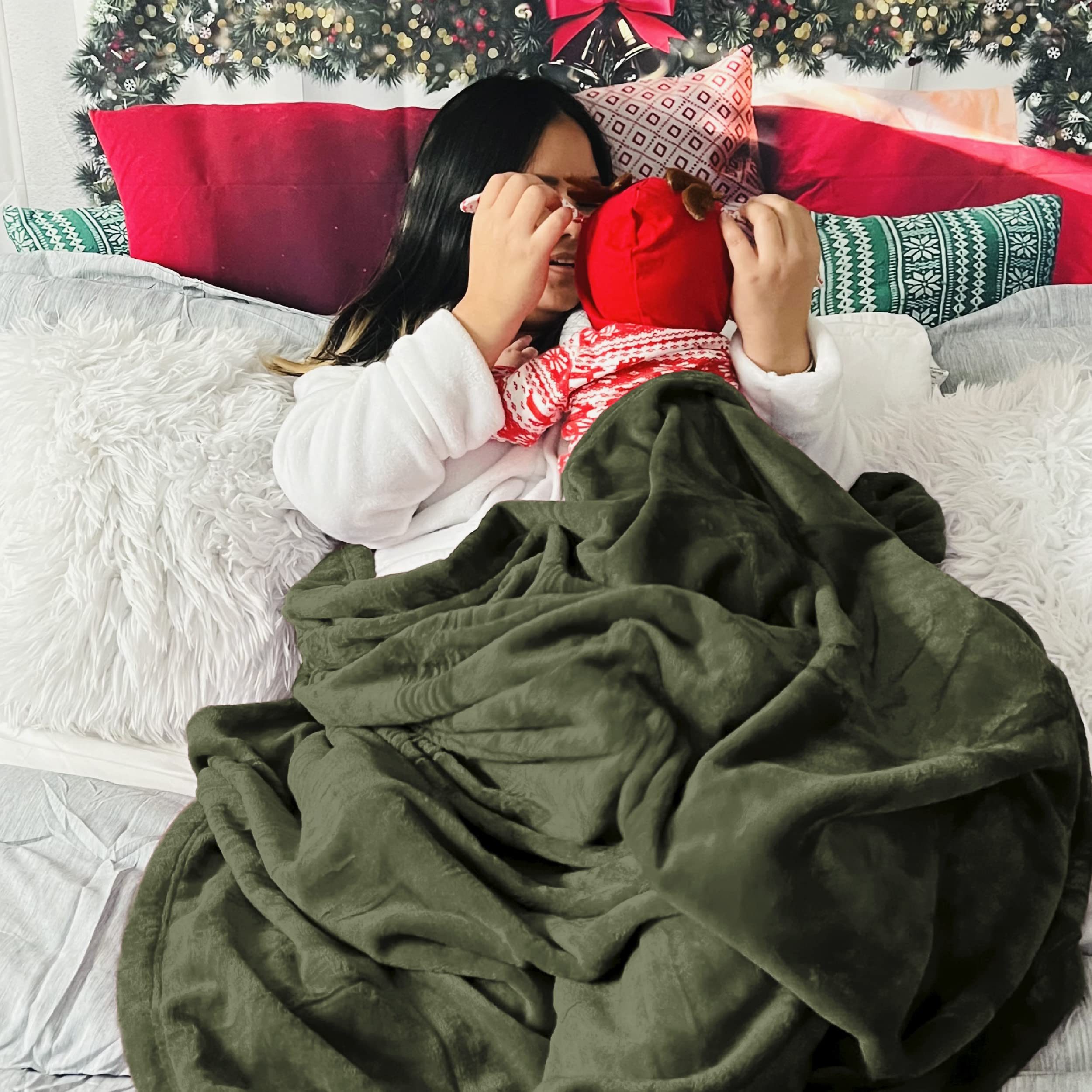 Bedsure fleece blanket stitch detail supports durability and long-lasting softness.