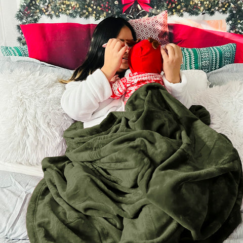 Bedsure fleece blanket stitch detail supports durability and long-lasting softness.