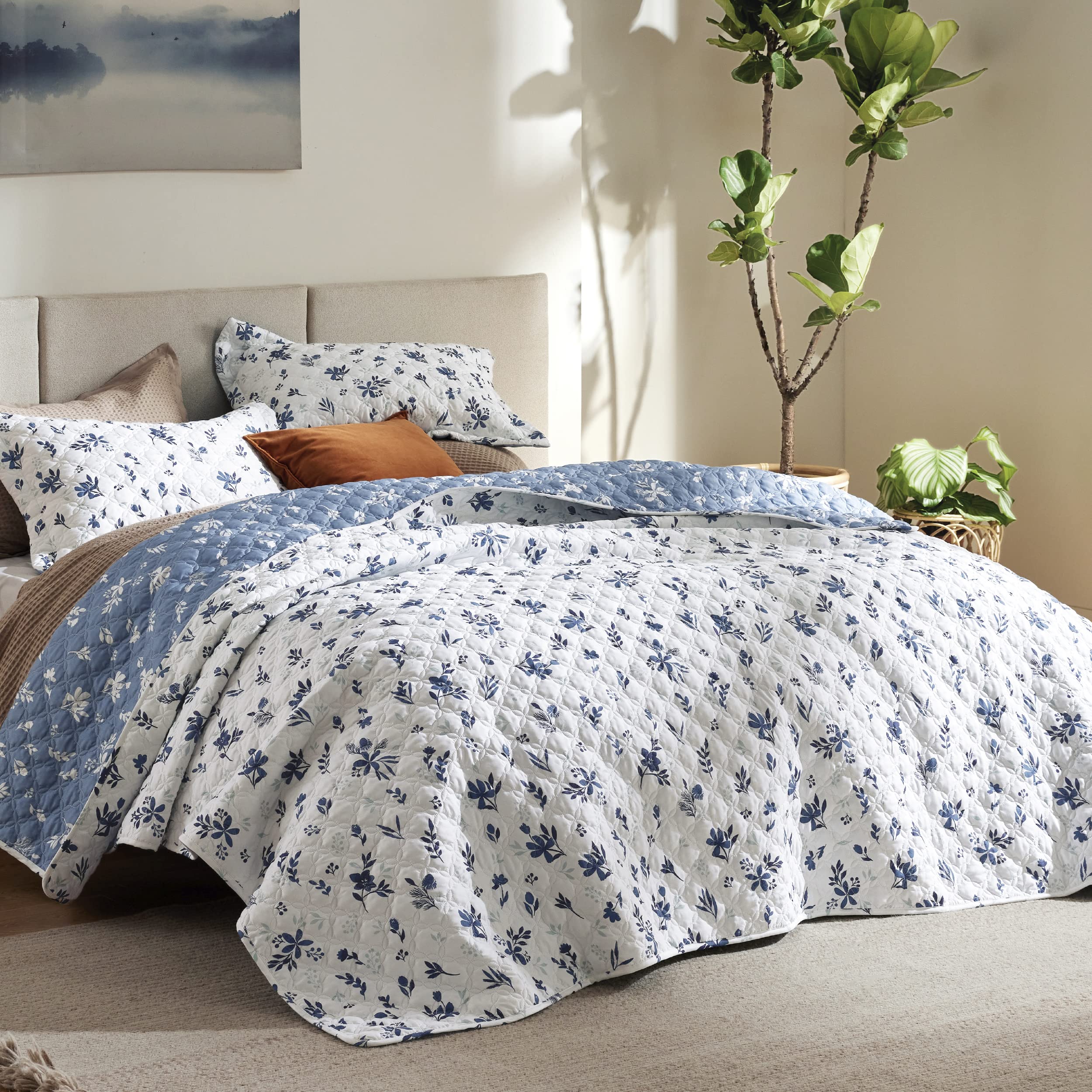 Bedsure floral quilt blue and white daisy pattern, cozy reversible design for year-round comfort.