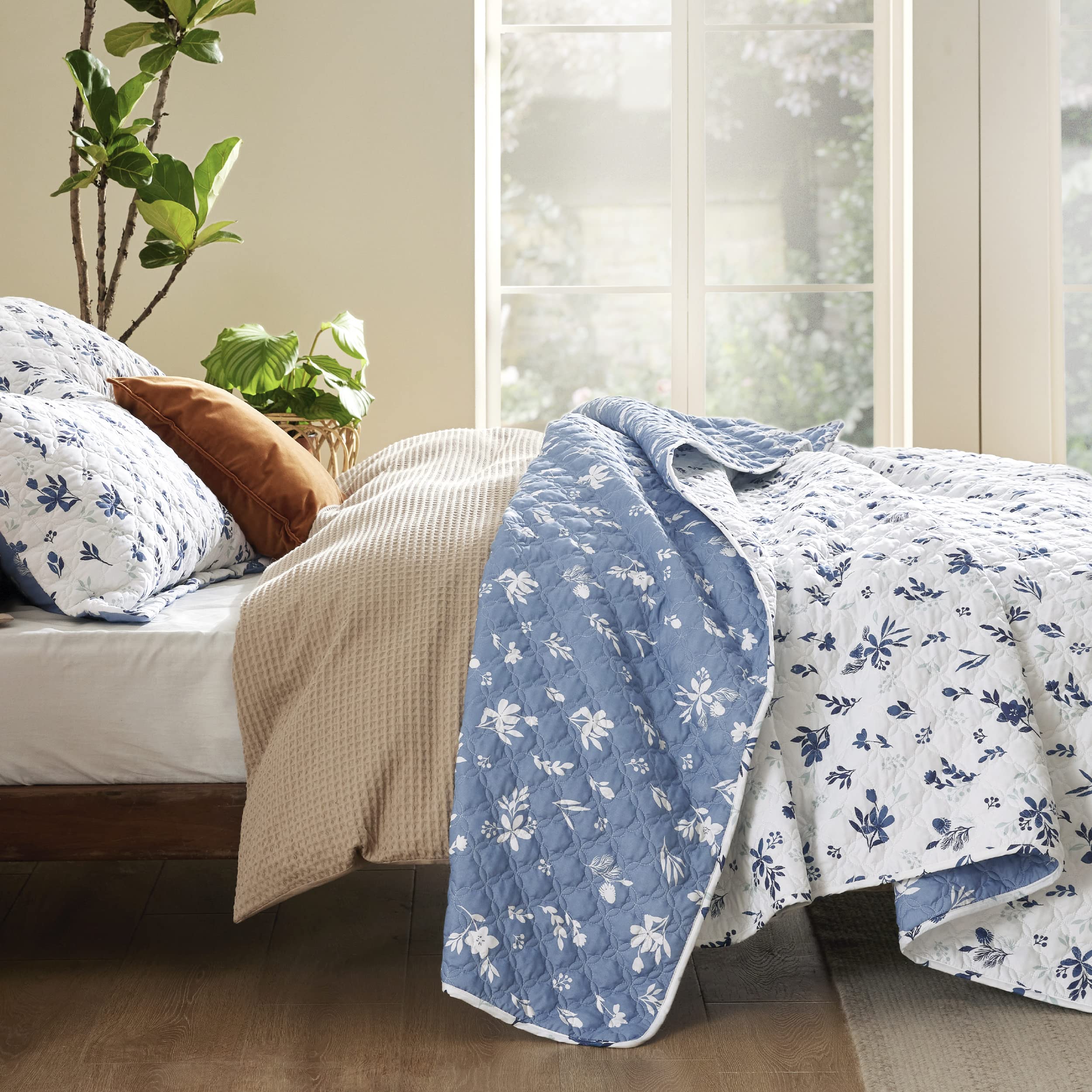 Bedsure daisy design on a soft microfiber quilt for versatile styling.
