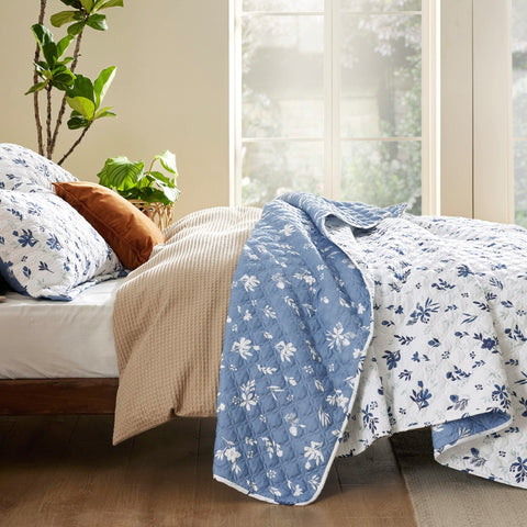 Bedsure daisy design on a soft microfiber quilt for versatile styling.