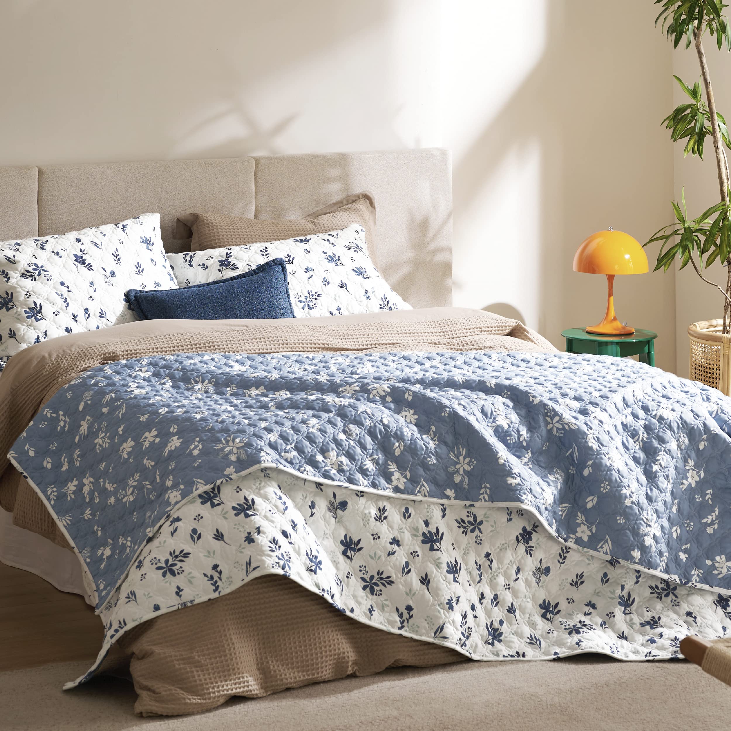 Bedsure reversible quilt highlights daisies for two styling options in one set.