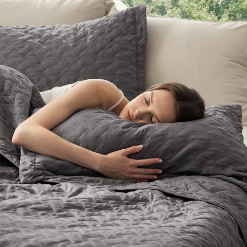 Bedsure full-size quilt grey close-up highlights ultra-soft brushed shell