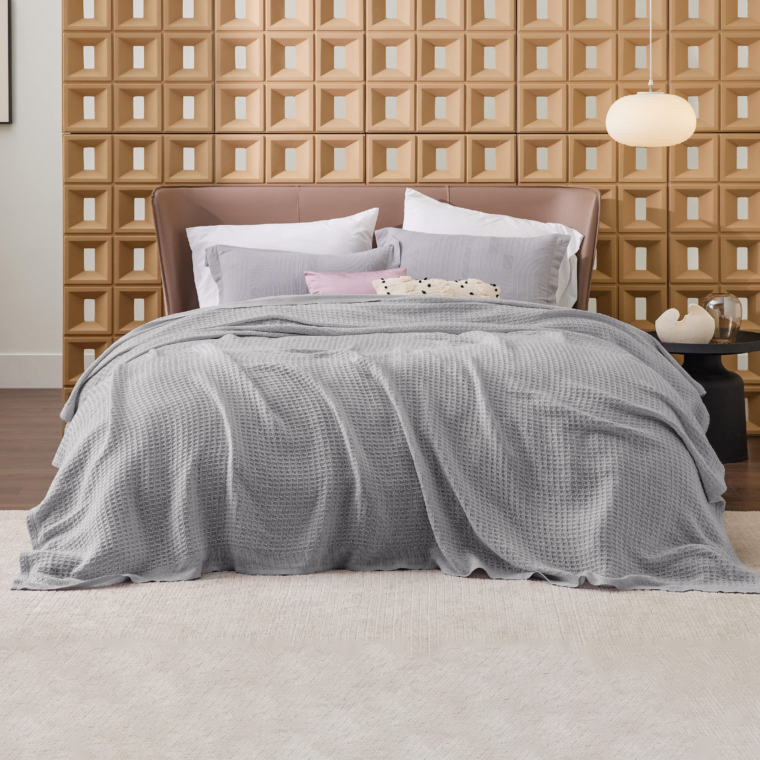 Bedsure Gentlesoft blanket soft hand-feel proving easy washing and lasting softness.