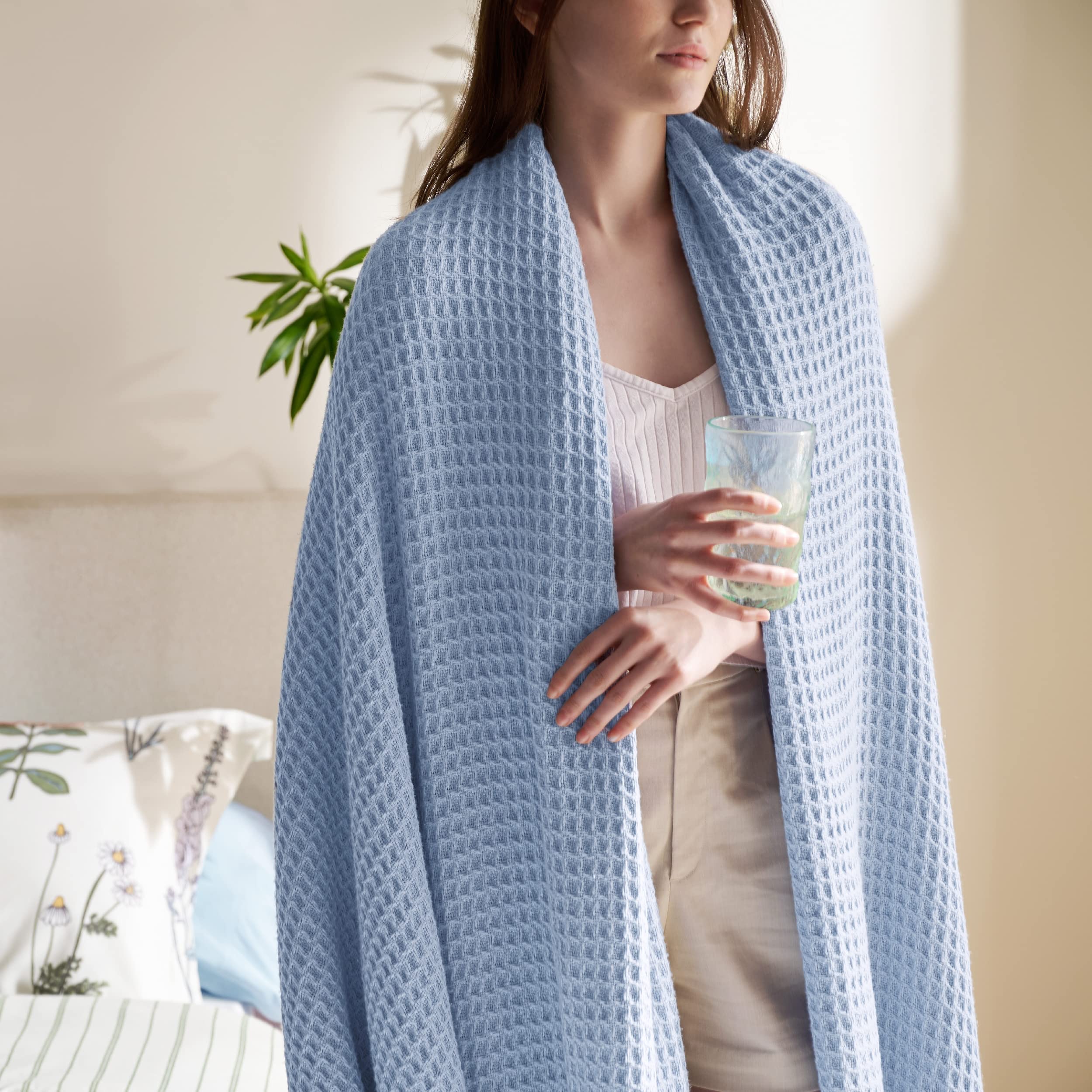 Bedsure Gentlesoft blue queen blanket on bed demonstrates refreshing, dry feel.