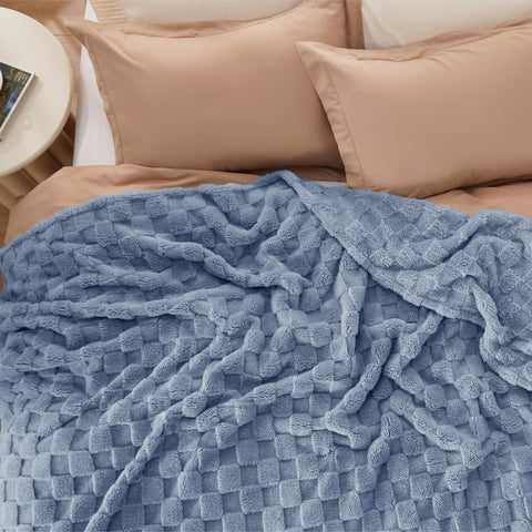 Bedsure GentleSoft blankets stay colorfast after washing, preserving soft tones.