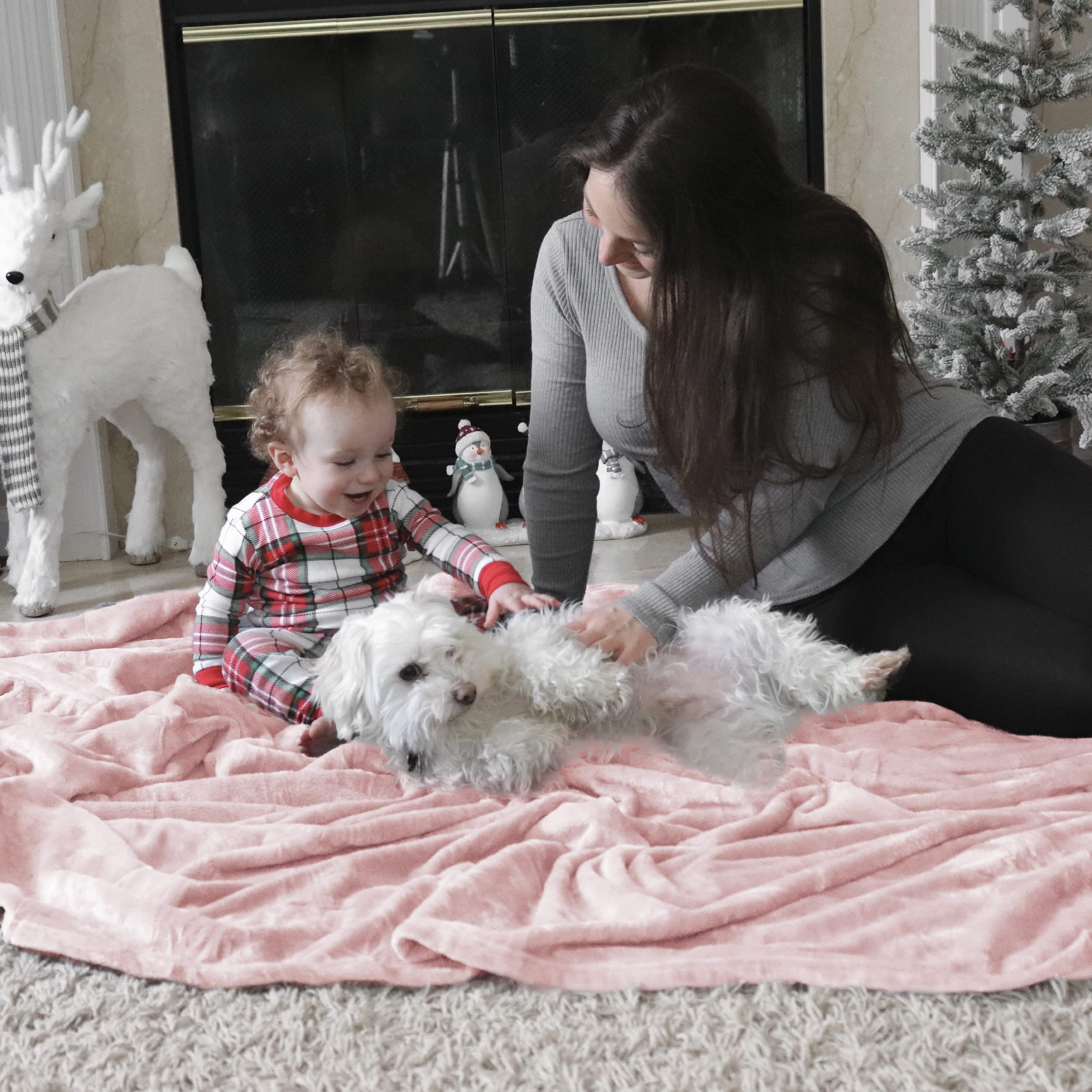 Bedsure GentleSoft pink blanket ensures year round home comfort.