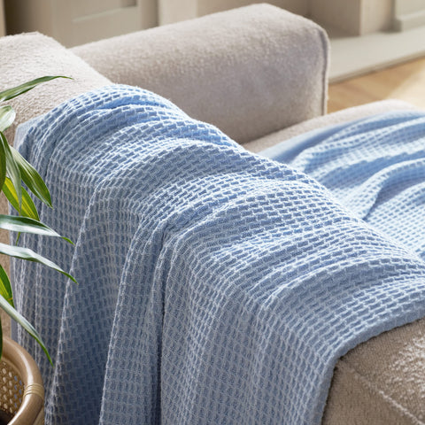 Bedsure Gentlesoft pre-washed fabric delivers soft hand feel after washing.