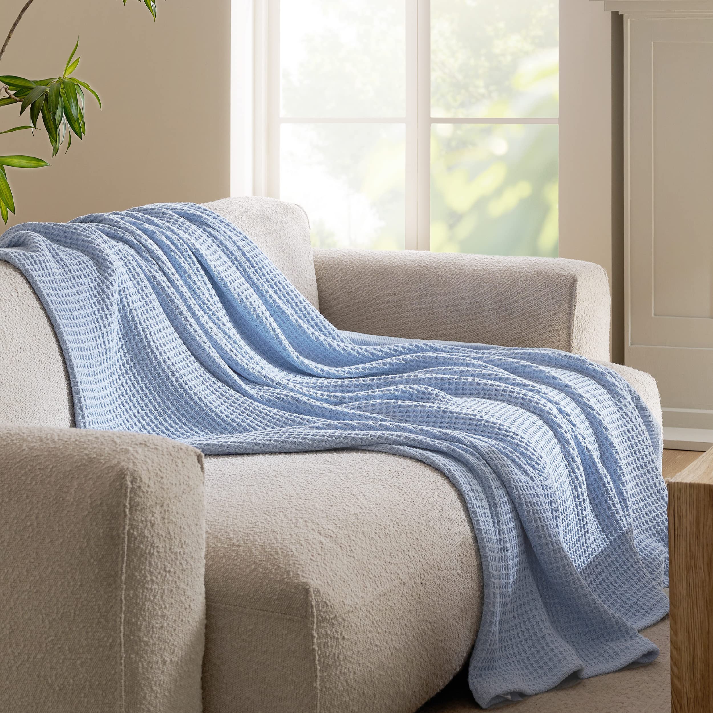 Bedsure Gentlesoft sky blue blanket on dorm bed adds relaxed style and comfort.