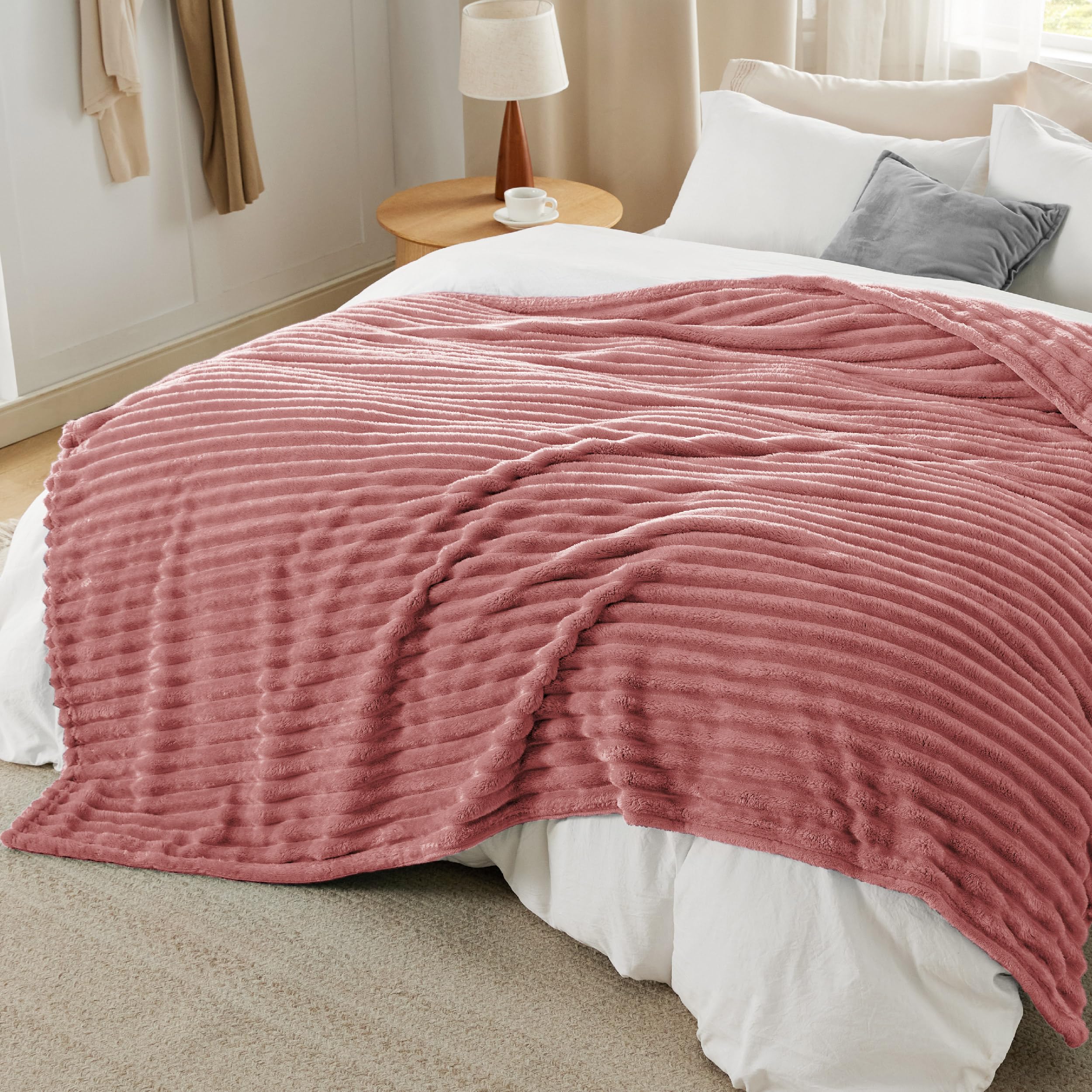 Bedsure GentleSoft dusty pink fleece blanket color remains vibrant after washes thanks to dyeing technique.