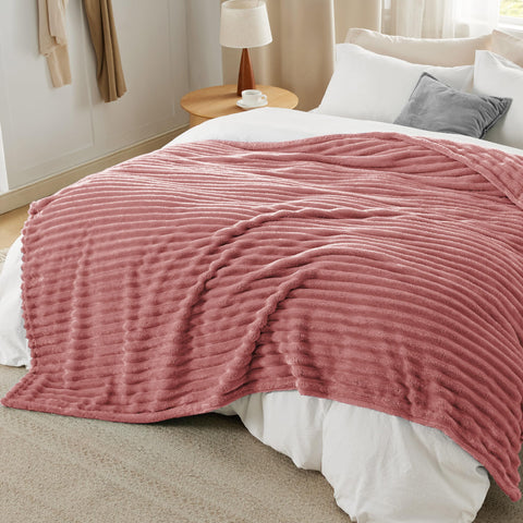 Bedsure GentleSoft dusty pink fleece blanket color remains vibrant after washes thanks to dyeing technique.
