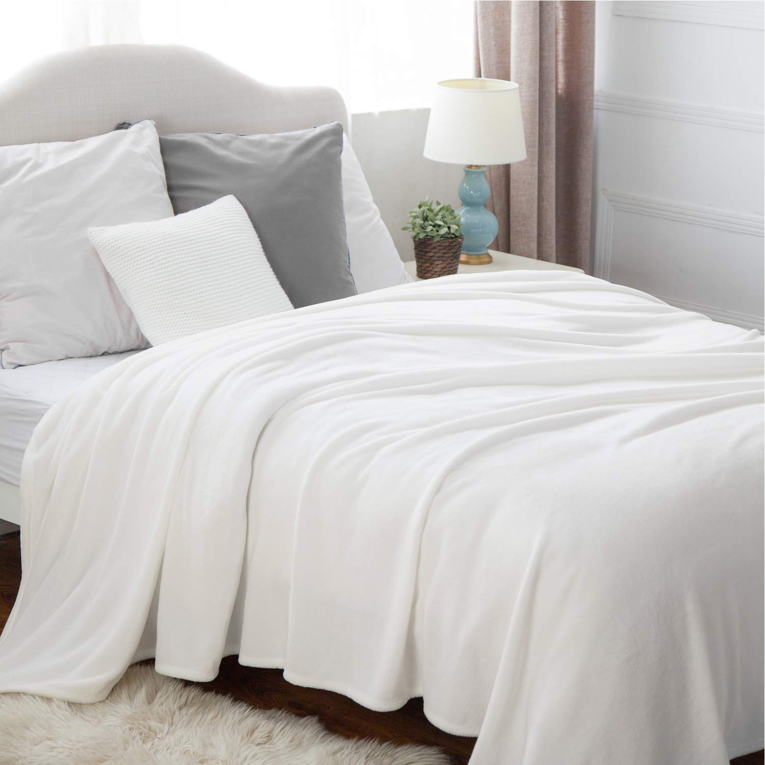 Bedsure GentleSoft fleece blanket close-up, microfibre fibers deliver soft touch and warmth.