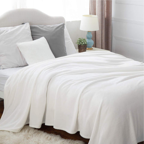 Bedsure GentleSoft fleece blanket close-up, microfibre fibers deliver soft touch and warmth.