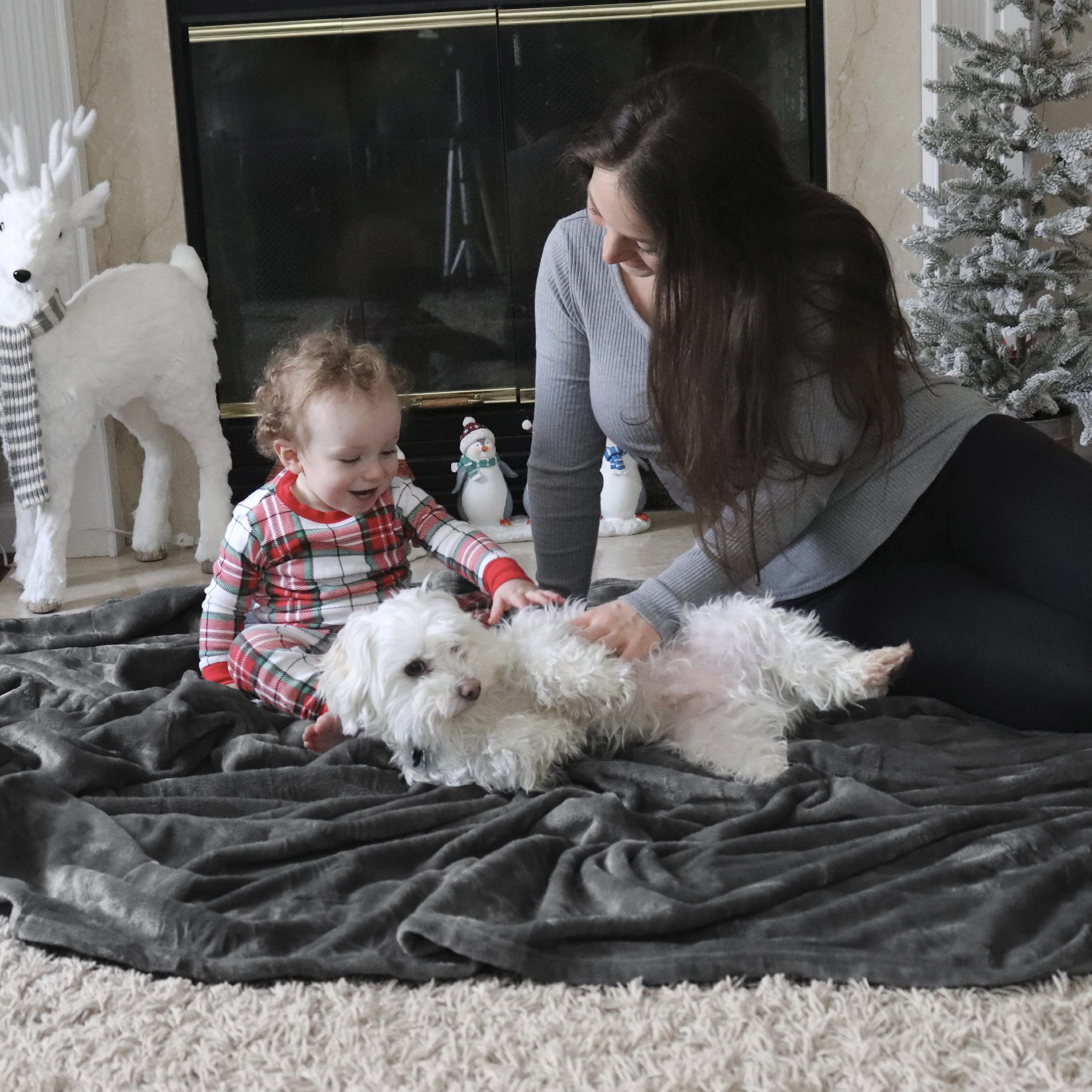 Bedsure fleece blanket is easy to care and durable
