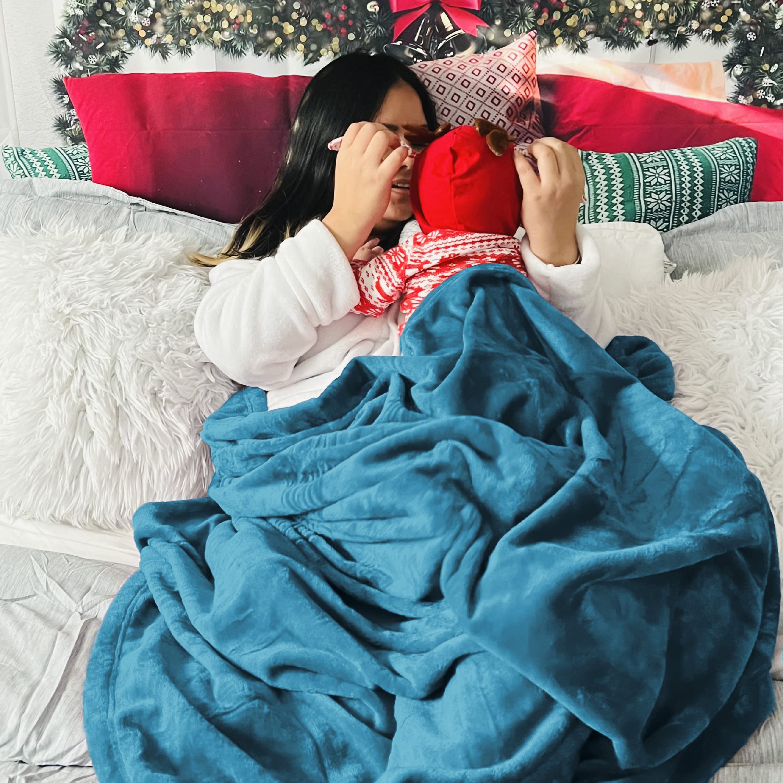 Bedsure GentleSoft fleece blanket teal queen shows durable stitched edges
