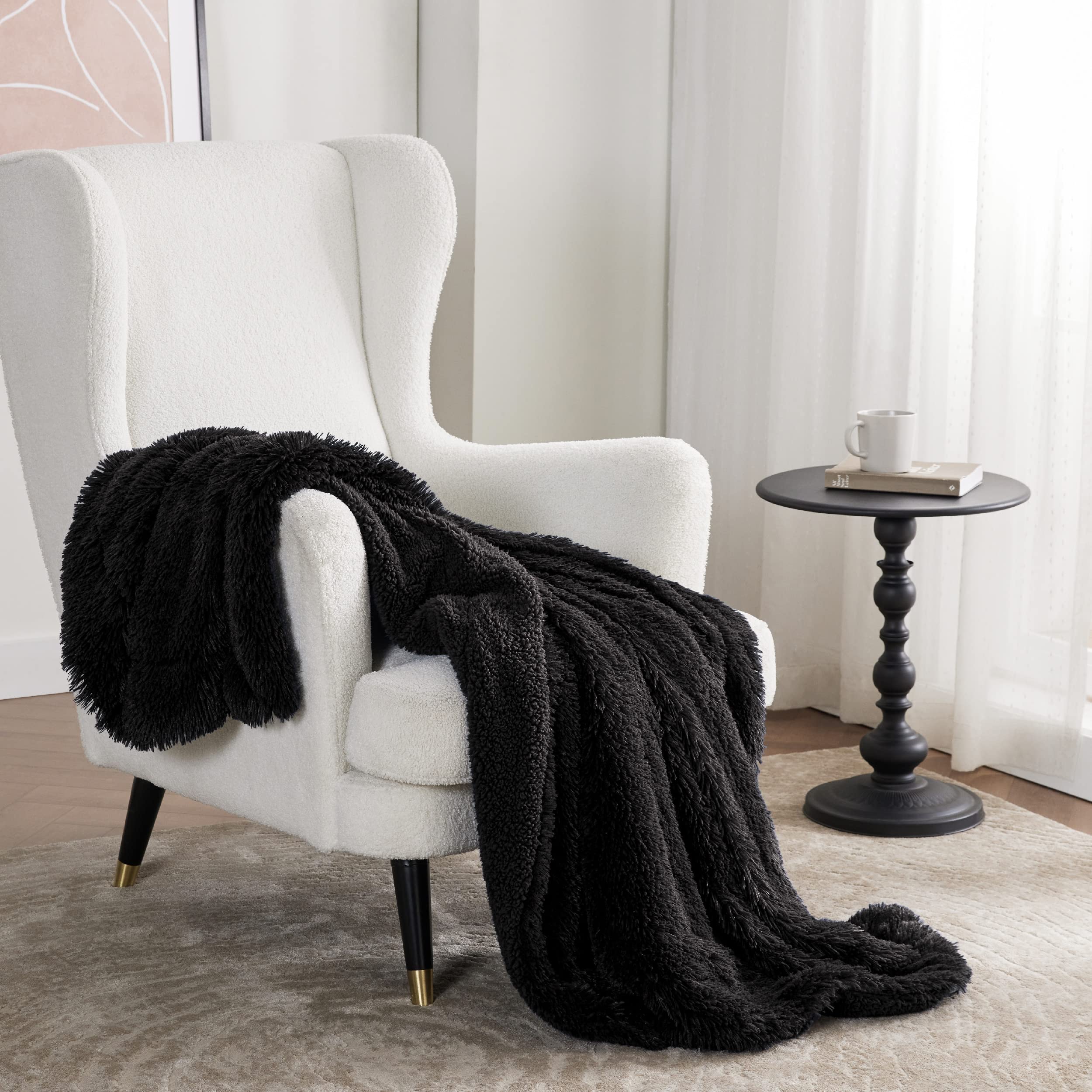 Bedsure GentleSoft blanket detail stitching highlighting quality and durability.