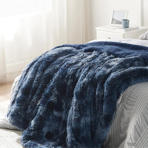 Bedsure GentleSoft Fluffy Navy Throw sherpa side highlights softness and warmth.