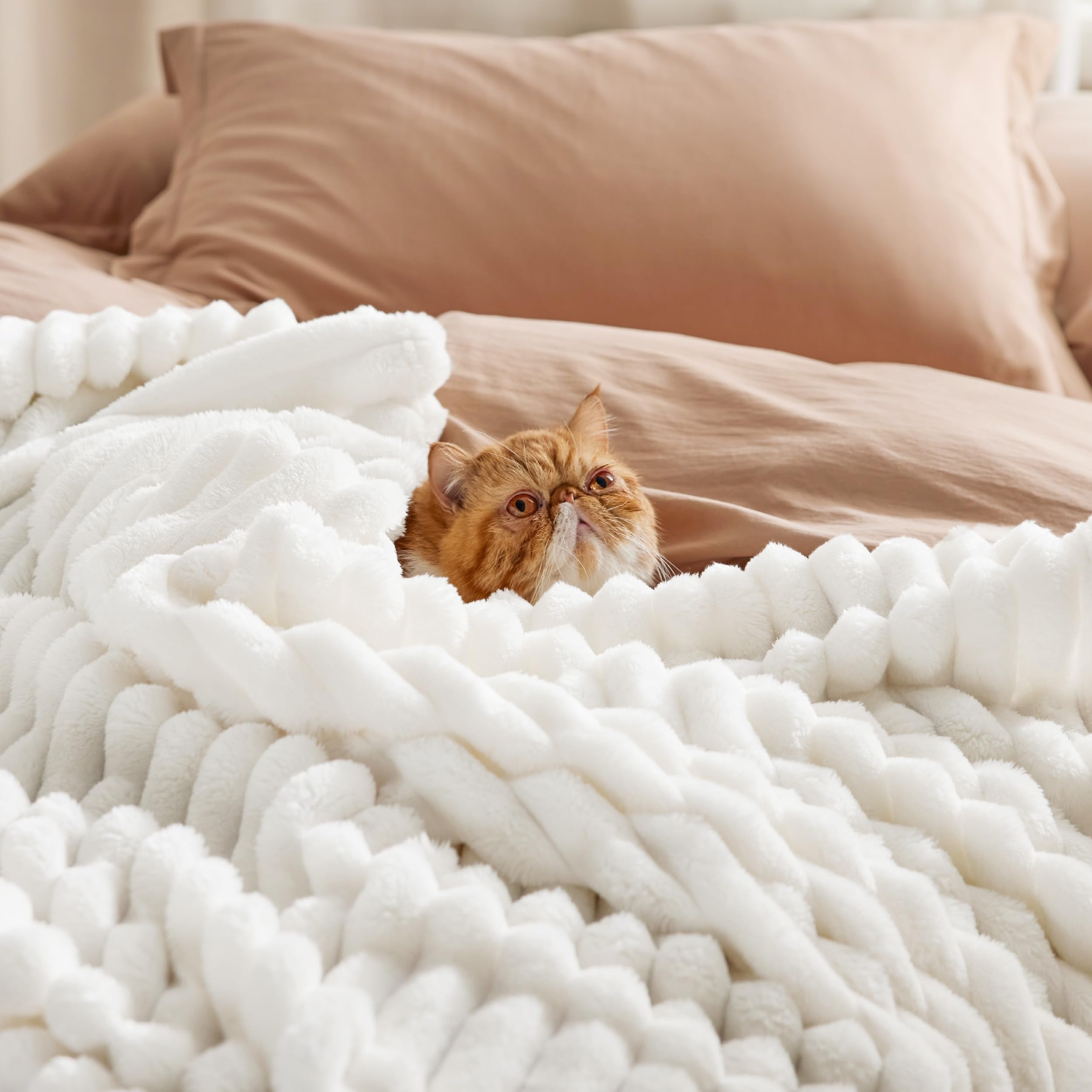 Bedsure GentleSoft king blanket stitch detail highlights durable seams and quality finish.