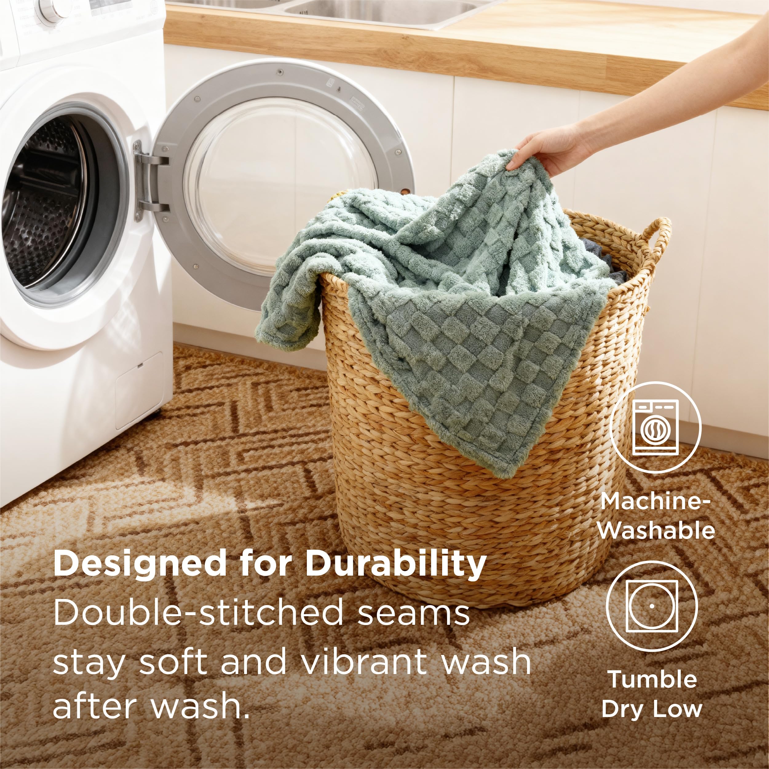 Bedsure GentleSoft king-size blanket ideal for dorms and shared living spaces.