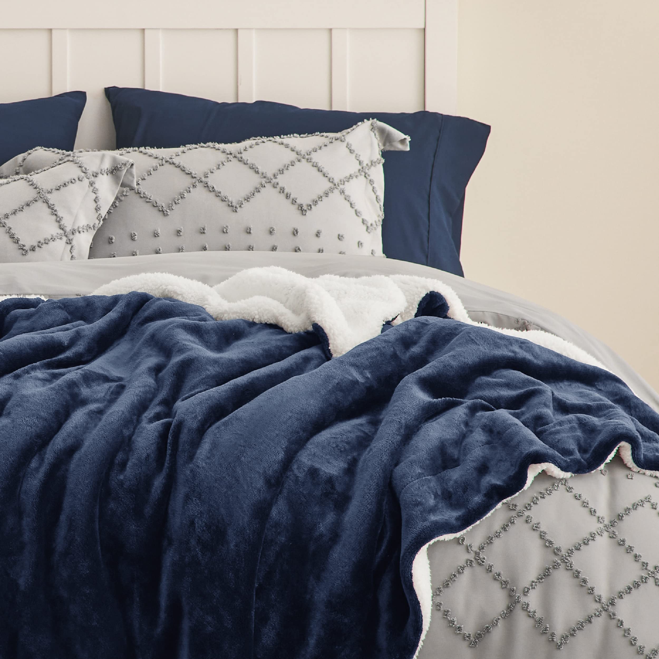 Bedsure GentleSoft Sherpa blanket queen-size flatlay highlights generous coverage