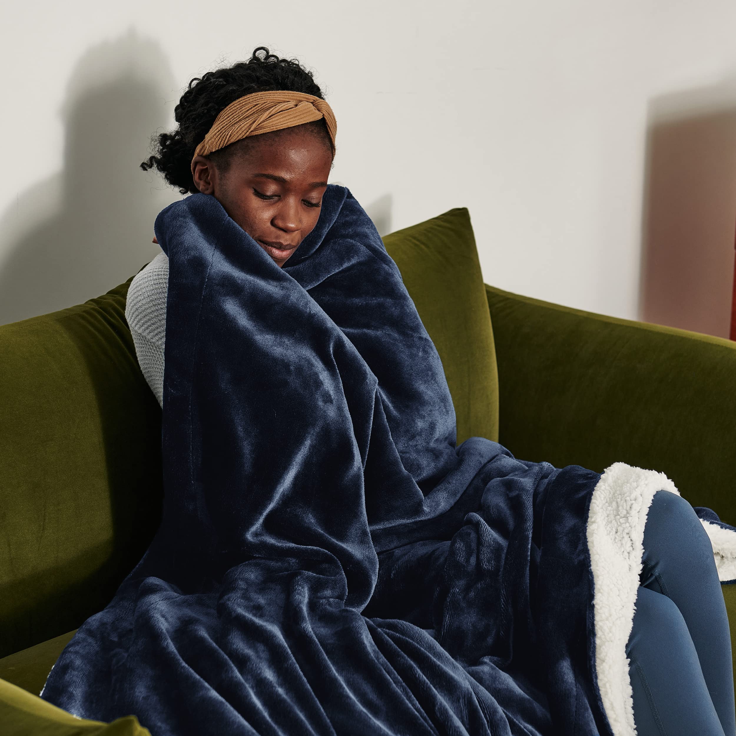 Bedsure GentleSoft Sherpa blanket stitching detail emphasizes durable seams