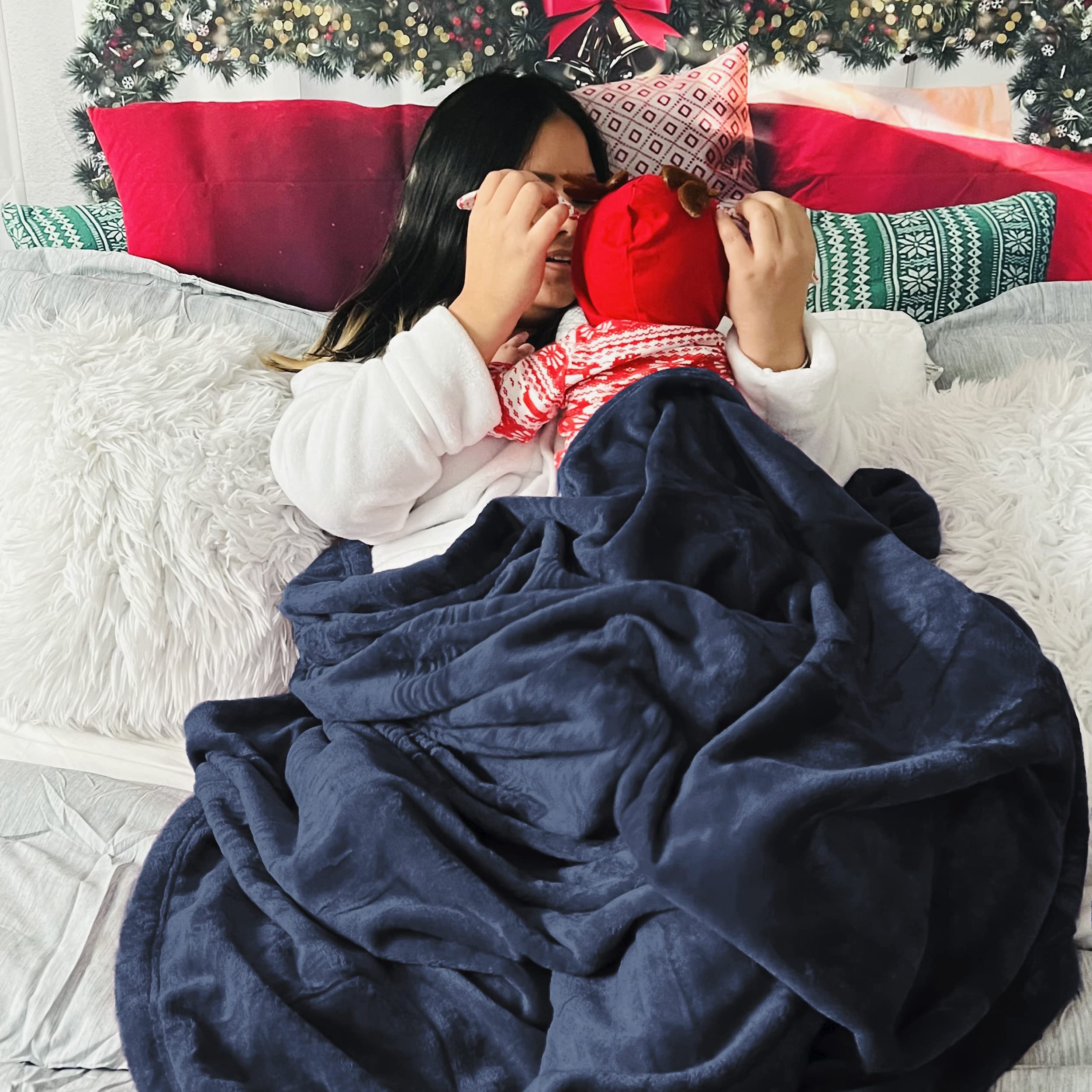 Bedsure GentleSoft throw navy travel-ready design fits bags