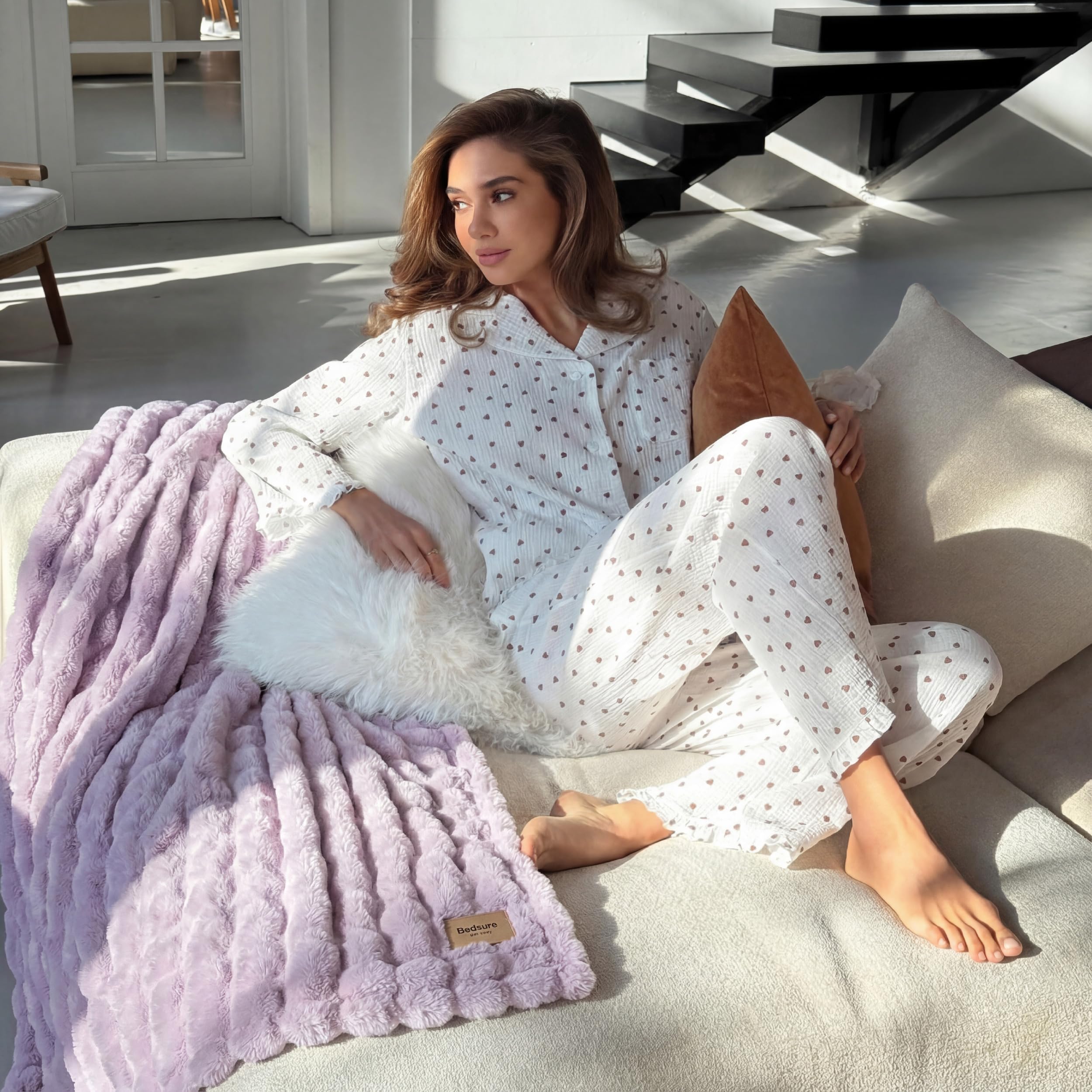 Bedsure soft blanket makes a thoughtful gift for her on special occasions.