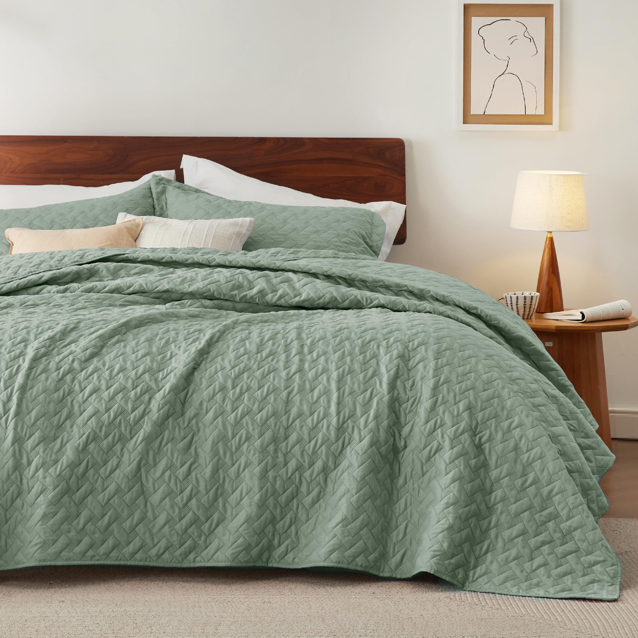 Bedsure king quilt close-up shows basket weave texture and durability.