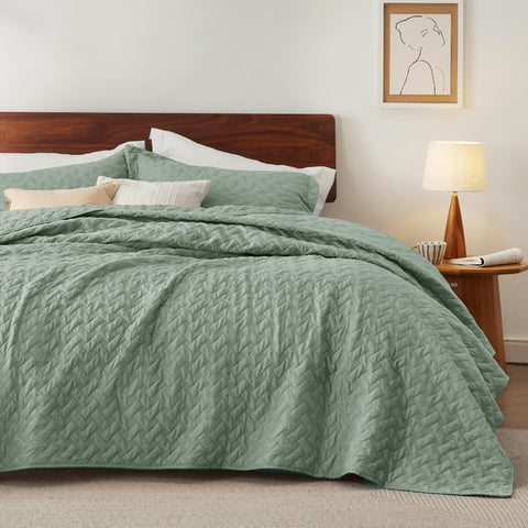 Bedsure king quilt close-up shows basket weave texture and durability.