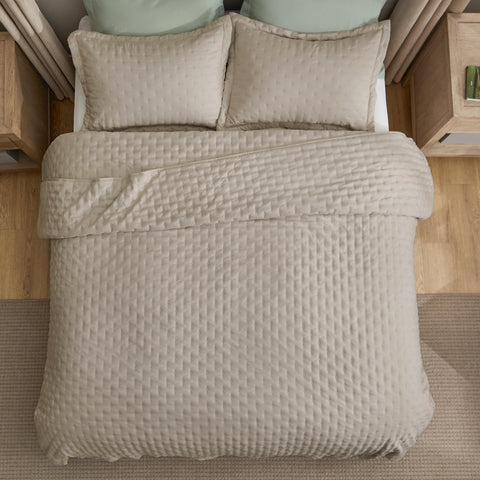 Bedsure king quilt draped to showcase modern farmhouse style.