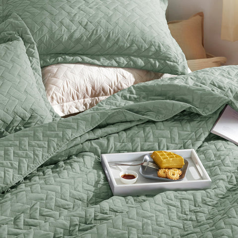 Bedsure lightweight quilt ideal as a summer cover or layering piece.