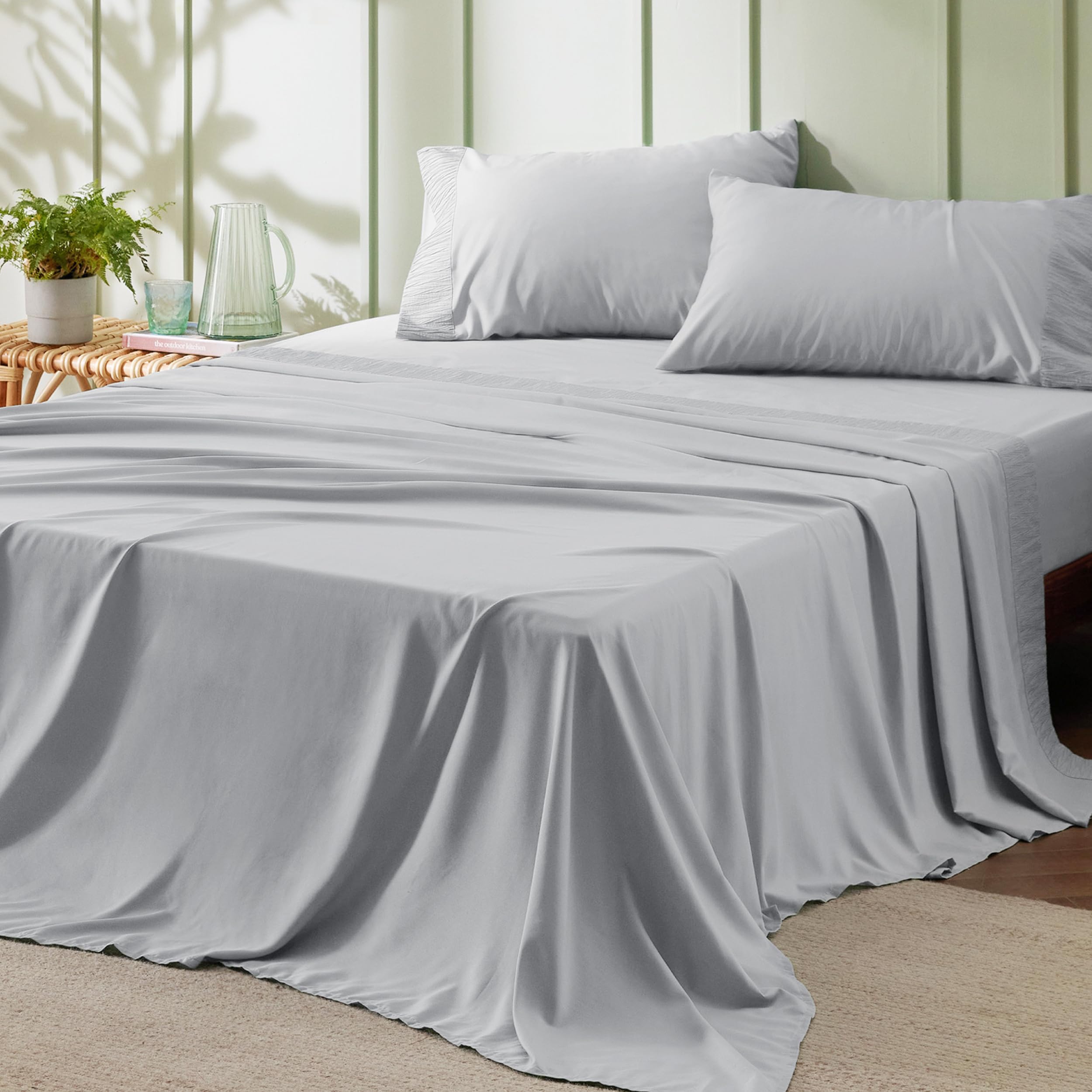 Bedsure king sheets 4-piece set packaging highlights easy care and premium microfiber.