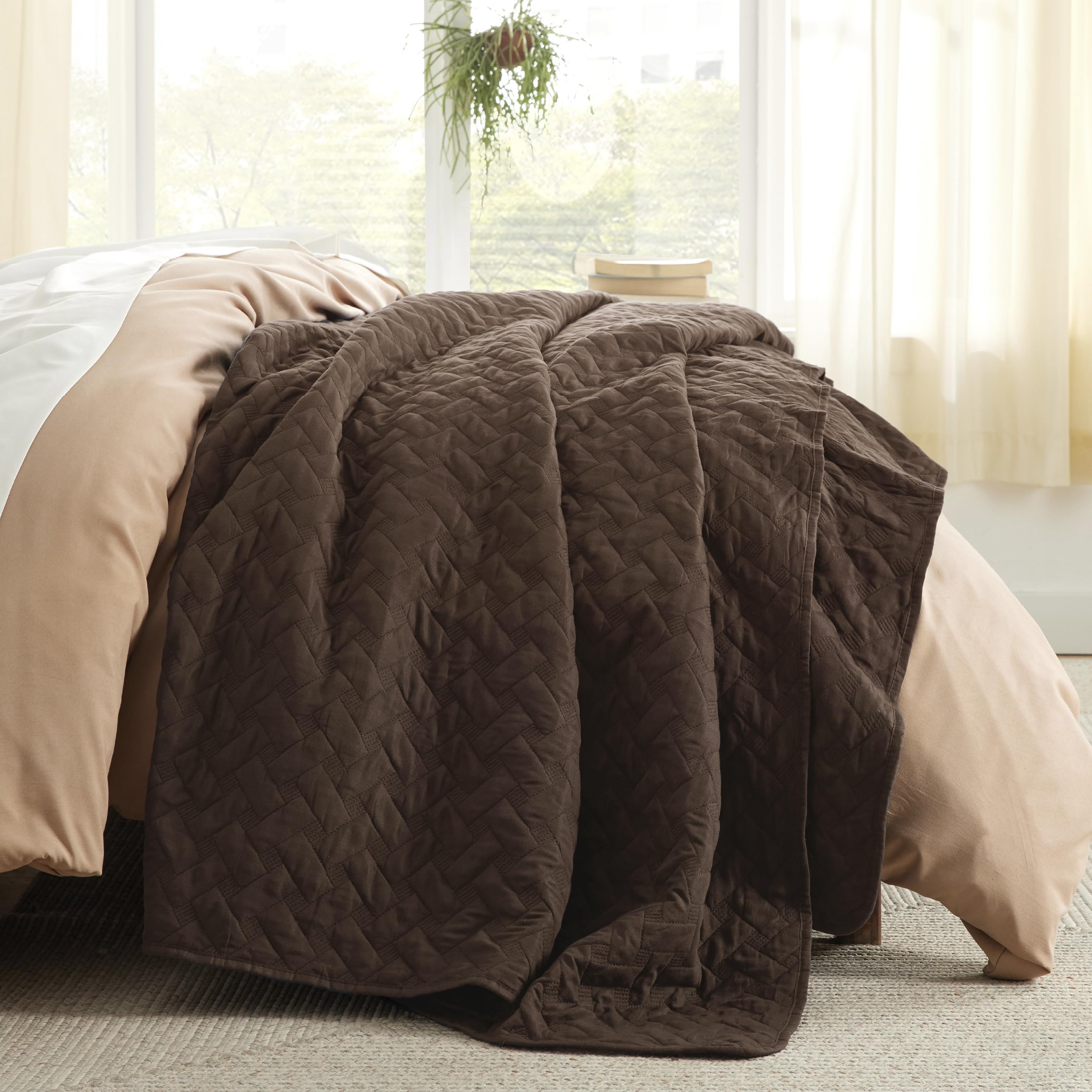 Bedsure king-size quilt with soft brushed shell for gentle warmth and quiet nights.