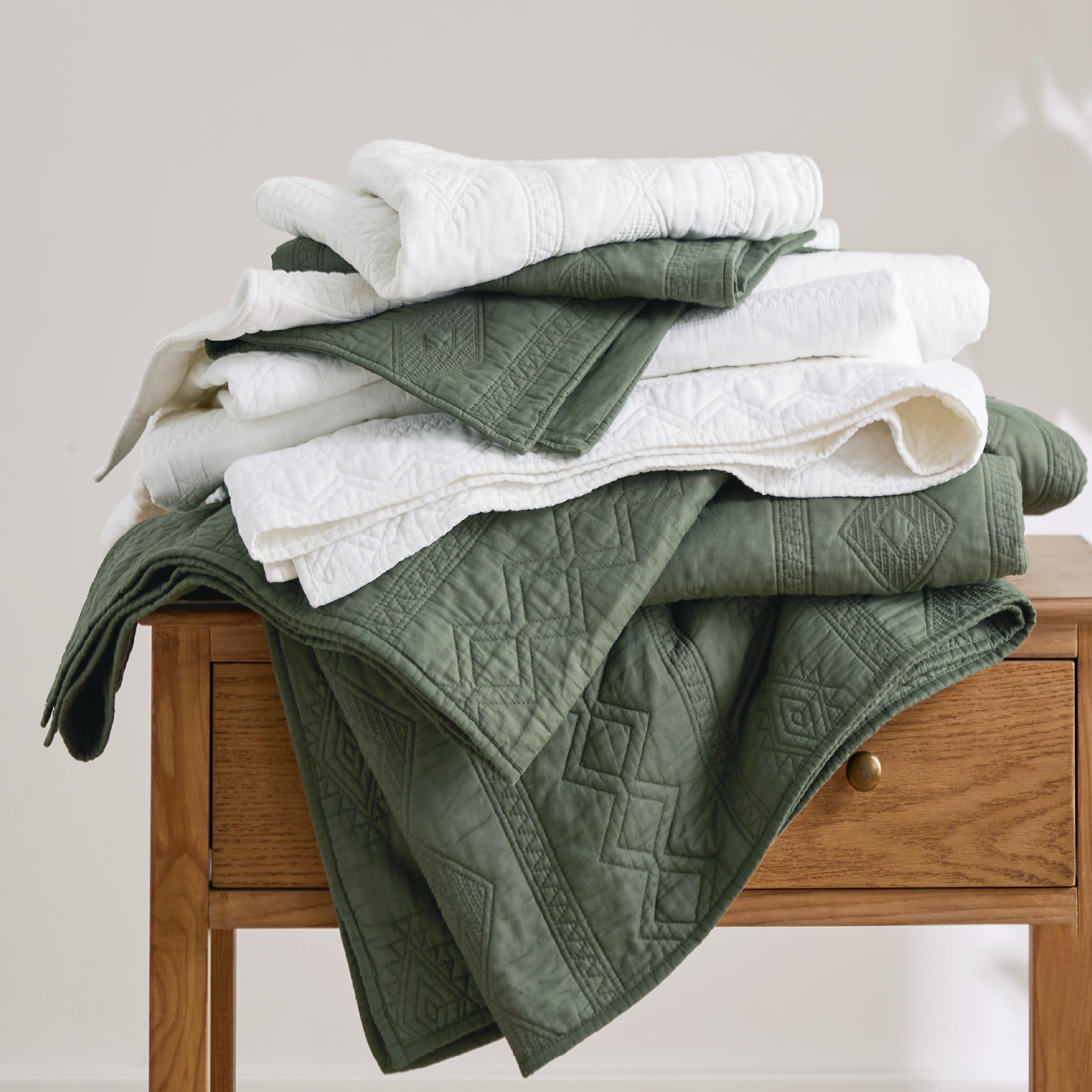 Bedsure lightweight quilt on bed captures easy care and year-round versatility