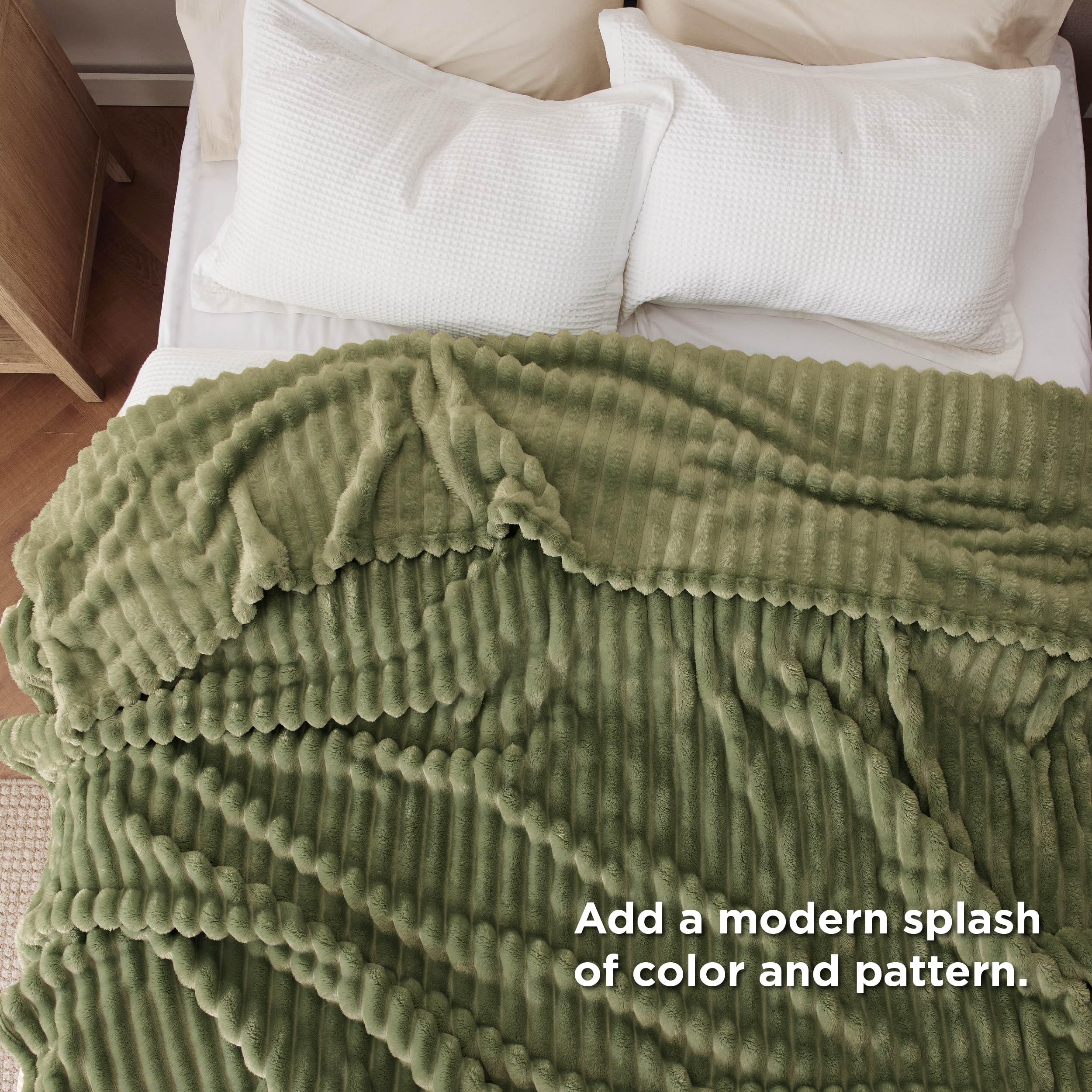 Bedsure machine-washable blanket preserves color after wash cycles.