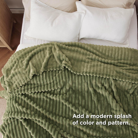 Bedsure machine-washable blanket preserves color after wash cycles.