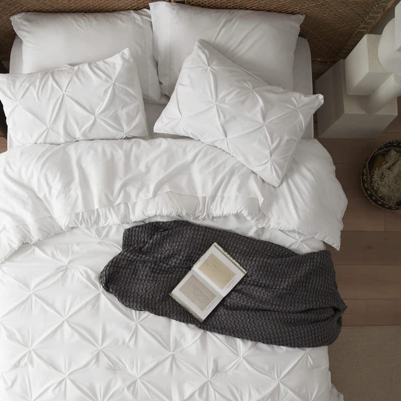 Bedsure microfiber closeup demonstrates soft, quiet fabric texture