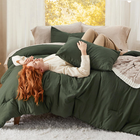 Bedsure oversized king comforter in dark green with a plush front for all season comfort.