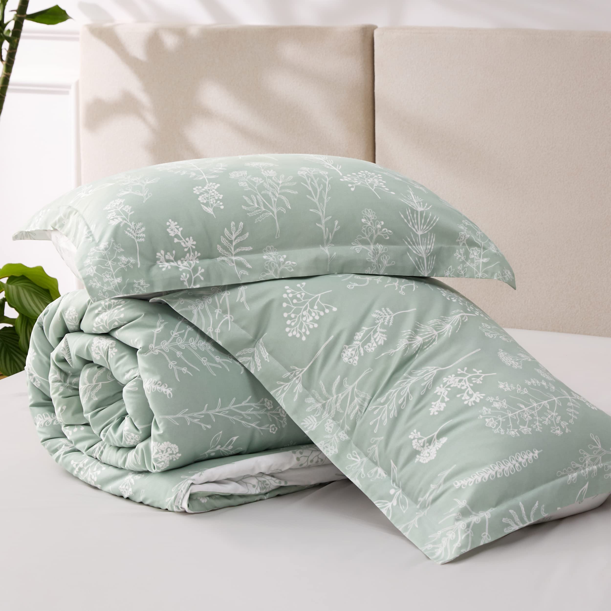 Bedsure queen comforter set 3-piece provides complete styling with ease.