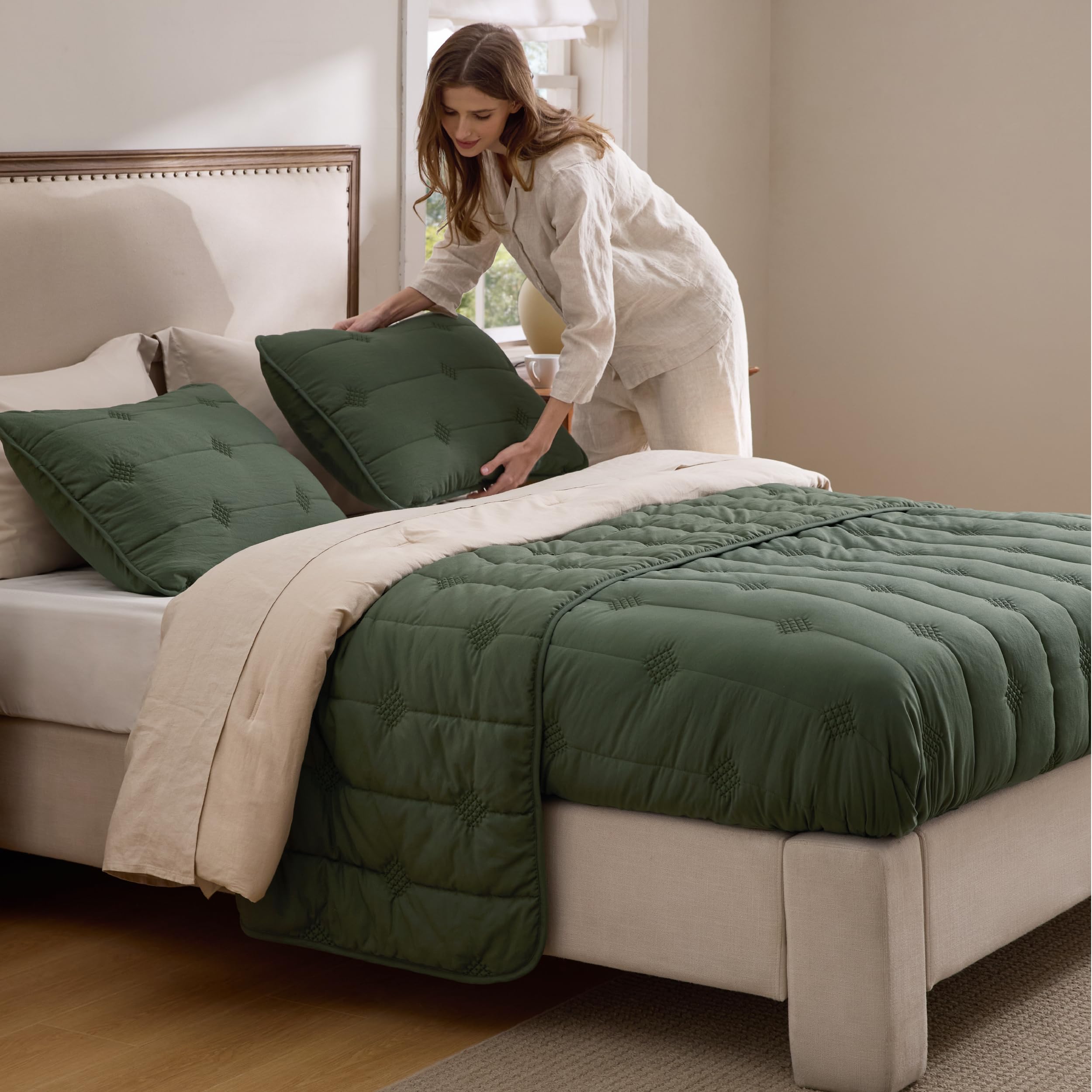 Bedsure quilt includes two shams for a complete bed setup.