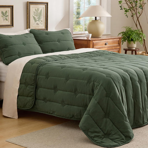 Bedsure dark green queen quilt adds a calm color accent.